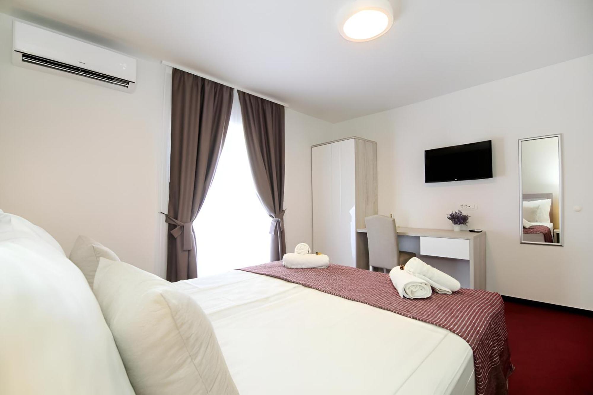 Maxim Deluxe With Balcony & Private Bathrooms - Downtown Spalato, Quiet Neighborhood Apartment Split
