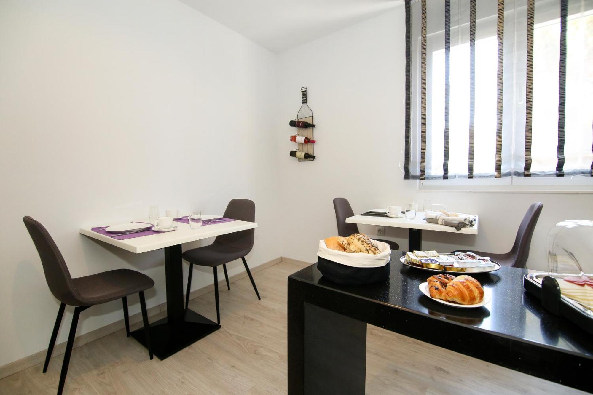 Maxim Deluxe With Balcony & Private Bathrooms - Downtown Spalato, Quiet Neighborhood Apartment Split