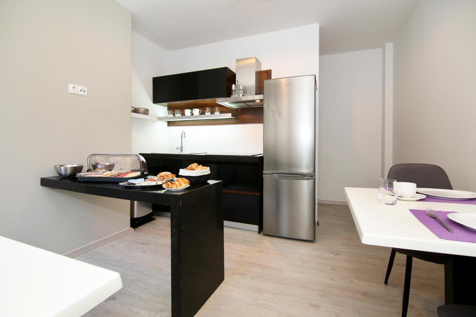 Maxim Deluxe With Balcony & Private Bathrooms - Downtown Spalato, Quiet Neighborhood Apartment