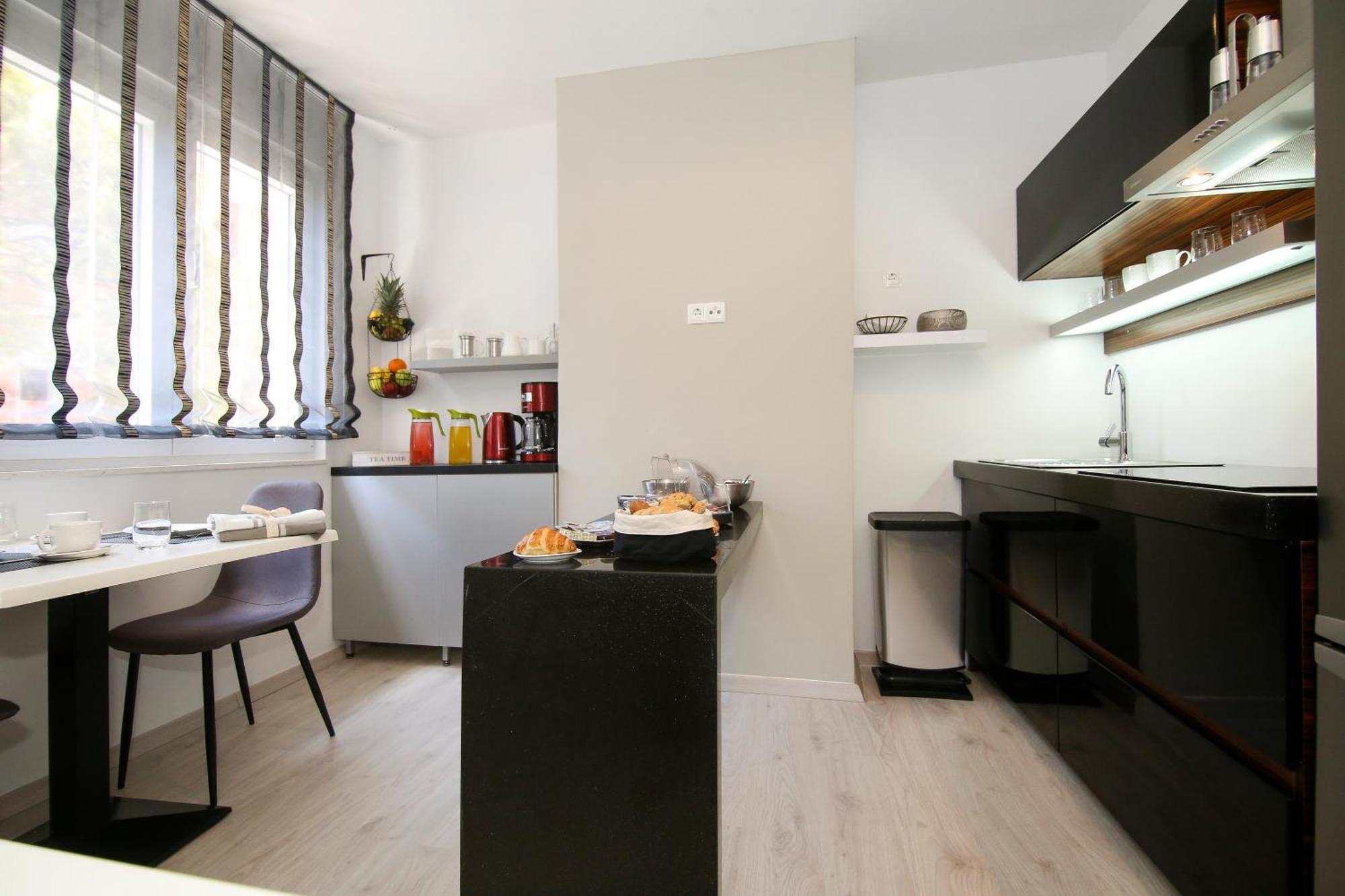 Maxim Deluxe With Balcony & Private Bathrooms - Downtown Spalato, Quiet Neighborhood Apartman Split