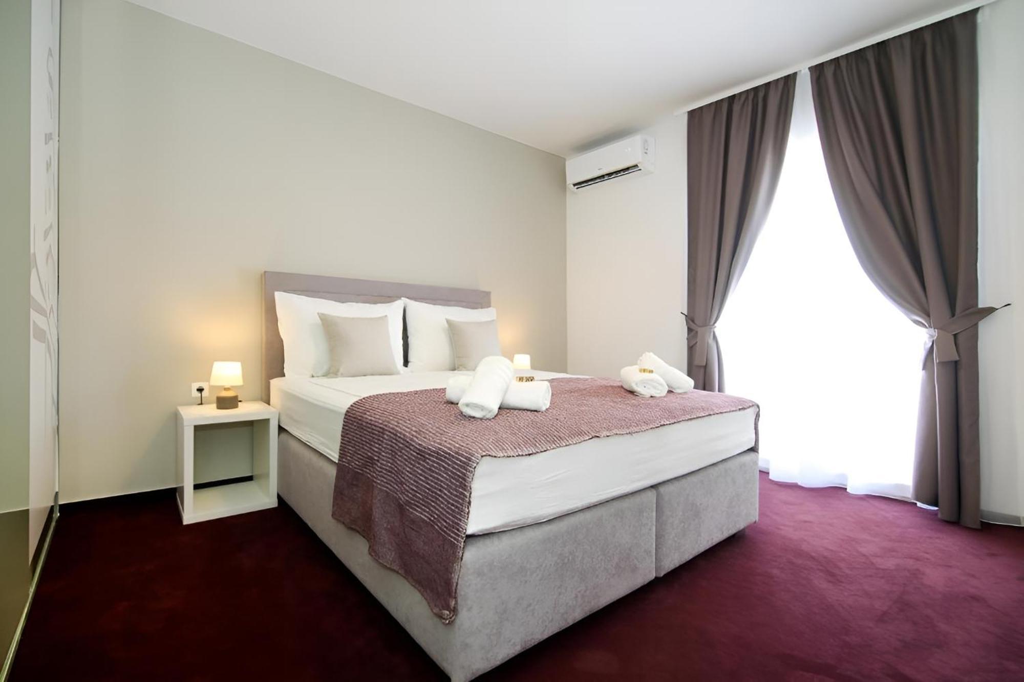 Maxim Deluxe With Balcony & Private Bathrooms - Downtown Spalato, Quiet Neighborhood Split