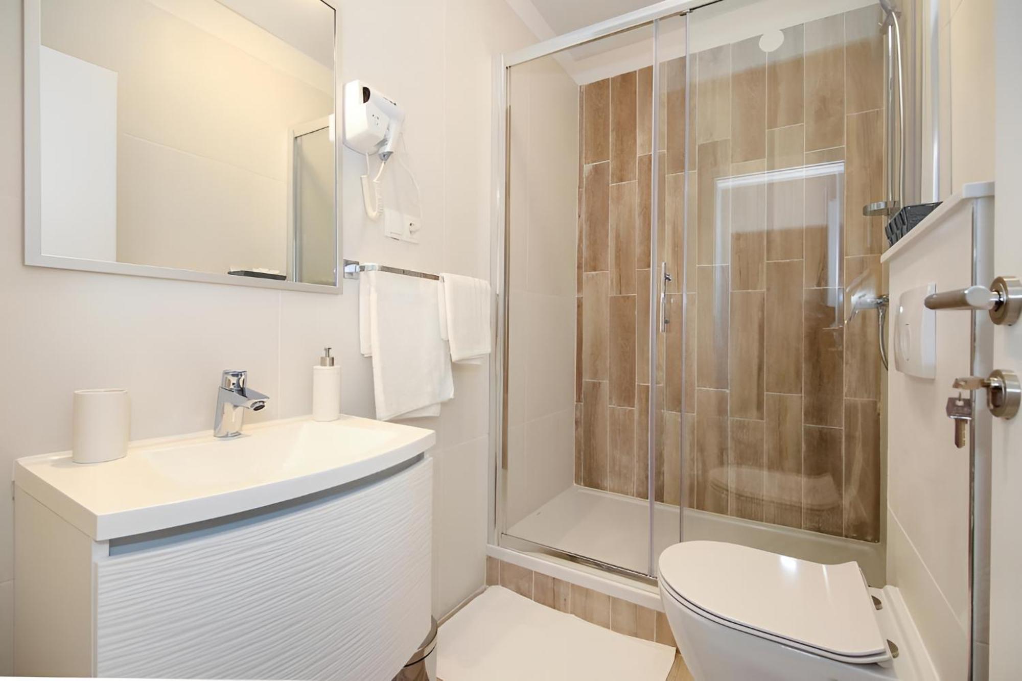 Maxim Deluxe With Balcony & Private Bathrooms - Downtown Spalato, Quiet Neighborhood