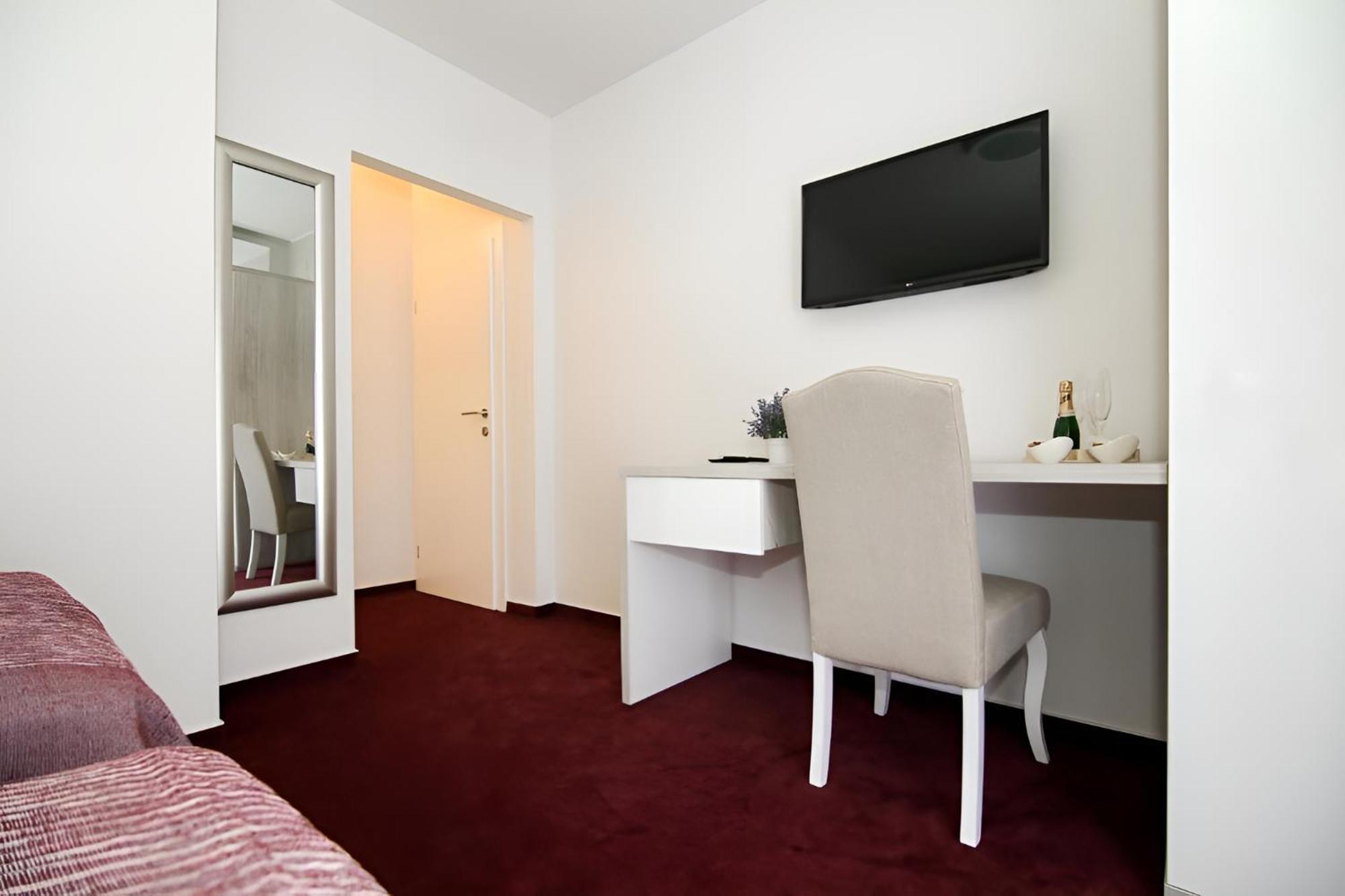 Maxim Deluxe With Balcony & Private Bathrooms - Downtown Spalato, Quiet Neighborhood Apartman