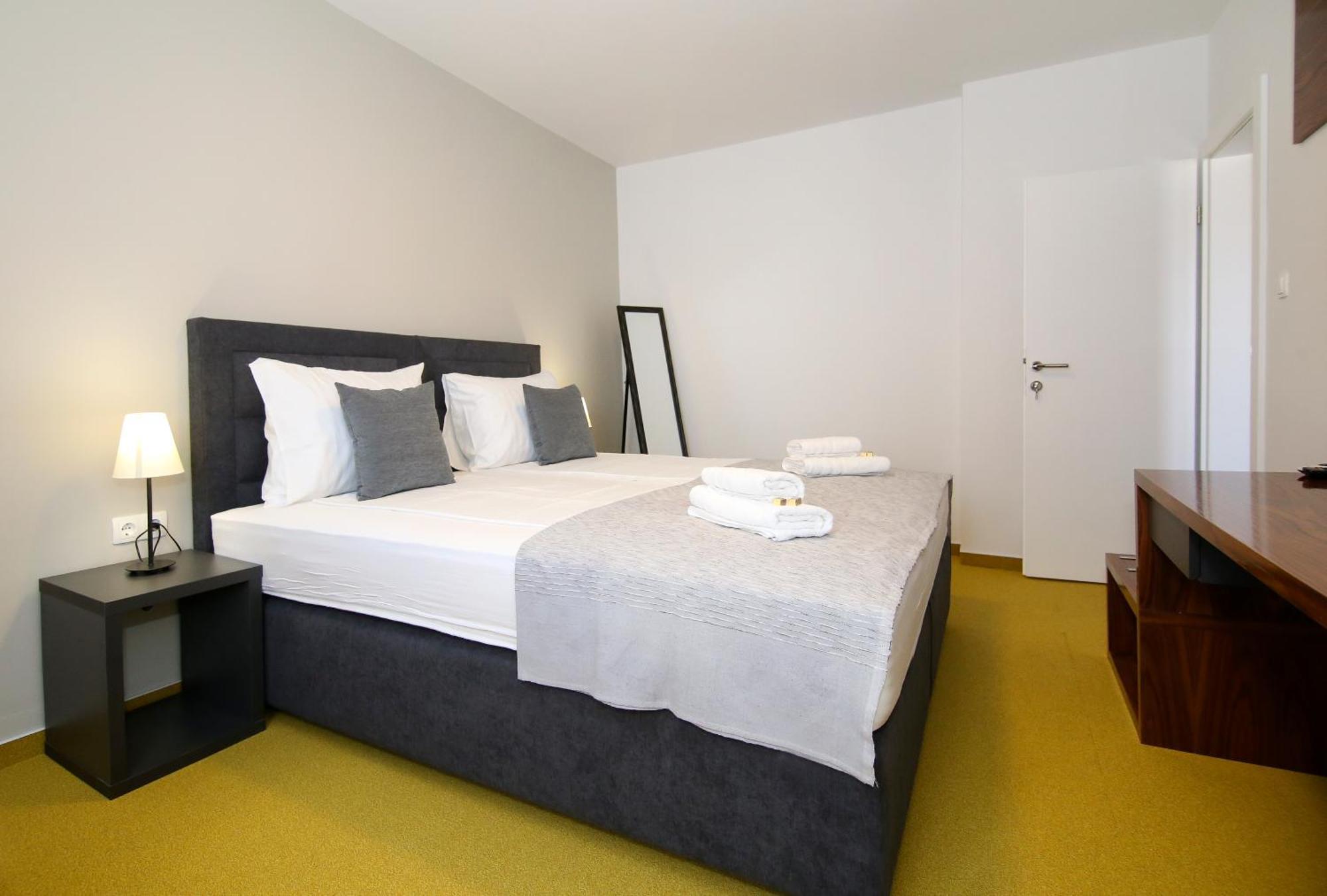 Apartman Maxim Deluxe With Balcony & Private Bathrooms - Downtown Spalato, Quiet Neighborhood Split