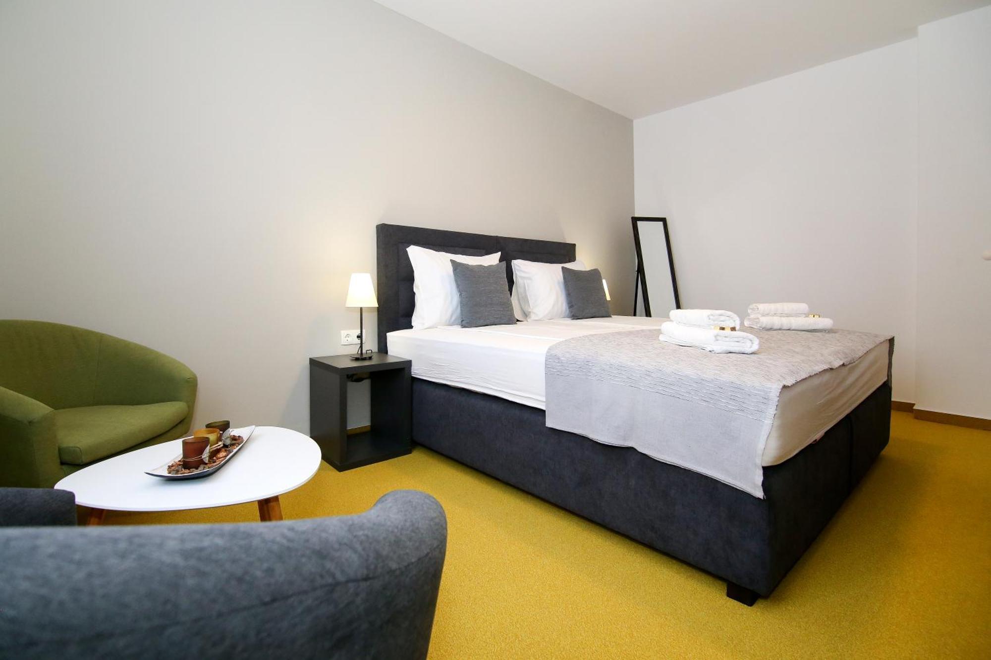 Maxim Deluxe With Balcony & Private Bathrooms - Downtown Spalato, Quiet Neighborhood Apartment *